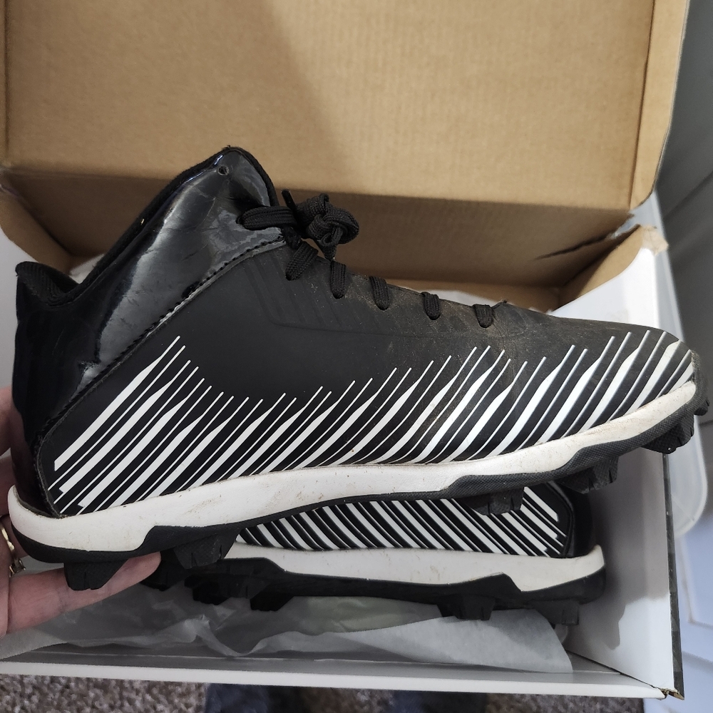 4/$14 ATHLETIC WORKS YOUTH FOOTBALL CLEATS-SIZE 6